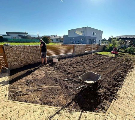 Profesionálna príprava pôdy pre výsadbu záhrady v Prešove, Košiciach, Bardejove, Starej Ľubovni a Vranove nad Topľou – odborné terénne úpravy pre krásne záhrady.