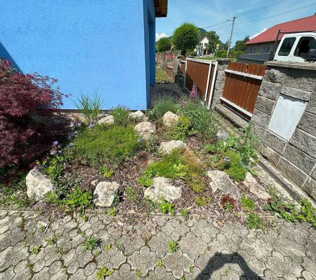 Moderná skalka s dekoračnými kameňmi a mulčom – záhradné úpravy v Prešove, Košiciach, Bardejove, Starej Ľubovni a Vranove nad Topľou.