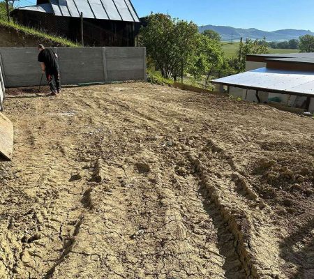 Príprava terénu na pokládku trávnika – odborné terénne úpravy pre dokonalú záhradu v Prešove, Košiciach, Bardejove, Starej Ľubovni a Vranove nad Topľou.
