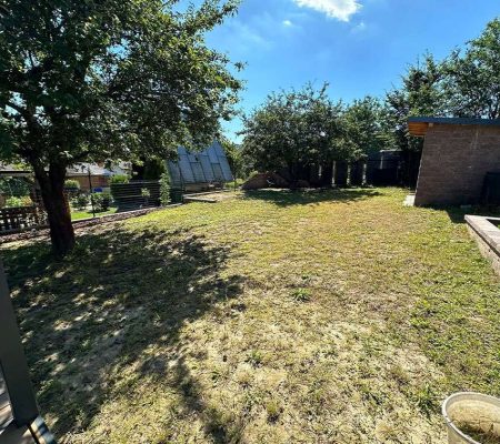 Dokončená realizácia záhrady s novým trávnikom a estetickými prvkami v Prešove, Košiciach, Bardejove, Starej Ľubovni a Vranove nad Topľou – profesionálne záhradnícke služby.