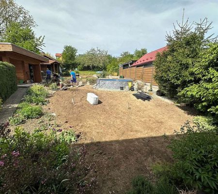 Profesionálna úprava terénu a príprava pôdy pre založenie trávnika – záhradnícke služby v Prešove, Košiciach, Bardejove, Starej Ľubovni a Vranove nad Topľou.