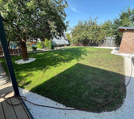 Dokončená realizácia záhrady s novým trávnikom a estetickými prvkami v Prešove, Košiciach, Bardejove, Starej Ľubovni a Vranove nad Topľou – profesionálne záhradnícke služby.