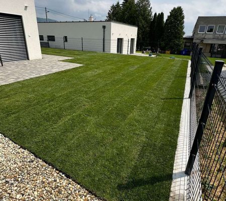 Pokládka trávnikového koberca pri modernom dome – profesionálna realizácia záhrad v Prešove, Košiciach, Bardejove, Starej Ľubovni a Vranove nad Topľou.