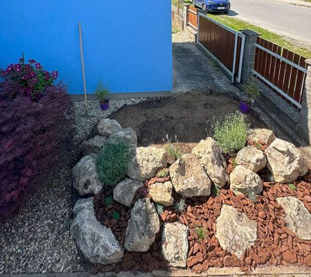 Moderná skalka s dekoračnými kameňmi a mulčom – záhradné úpravy v Prešove, Košiciach, Bardejove, Starej Ľubovni a Vranove nad Topľou.