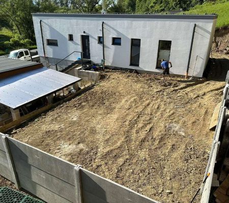 Pokládka trávnika na svahovitom pozemku s výhľadom na prírodu – profesionálna realizácia a údržba záhrad vo východnom Slovensku: Prešov, Košice, Bardejov, Stará Ľubovňa, Vranov nad Topľou.