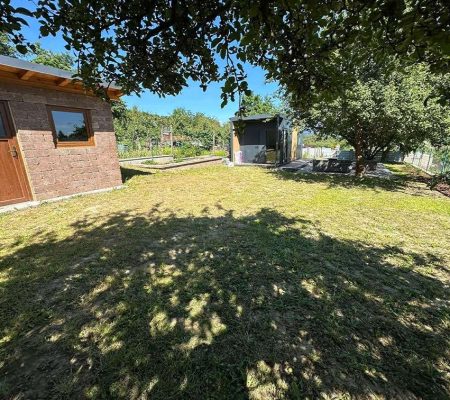 Dokončená realizácia záhrady s novým trávnikom a estetickými prvkami v Prešove, Košiciach, Bardejove, Starej Ľubovni a Vranove nad Topľou – profesionálne záhradnícke služby.