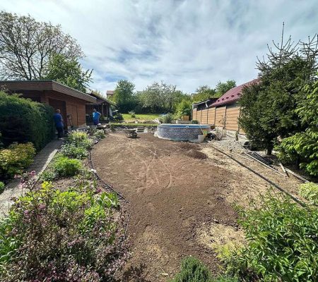 Profesionálna úprava terénu a príprava pôdy pre založenie trávnika – záhradnícke služby v Prešove, Košiciach, Bardejove, Starej Ľubovni a Vranove nad Topľou.