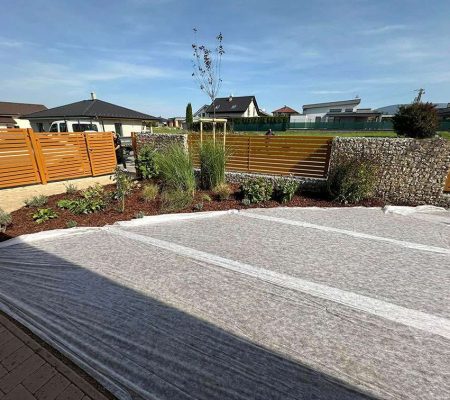 Profesionálna realizácia záhrady s okrasnými rastlinami a textíliou proti burine – záhradné úpravy v Prešove, Košiciach, Bardejove, Starej Ľubovni a Vranove nad Topľou.