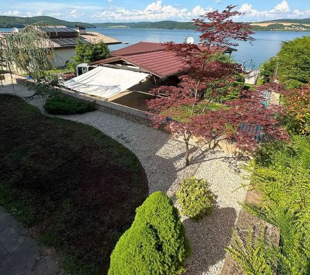 Revitalizácia trávnika a okrasná záhrada s dekoračnými kameňmi – profesionálne záhradné služby v Prešove, Košiciach, Bardejove, Starej Ľubovni a Vranove nad Topľou.