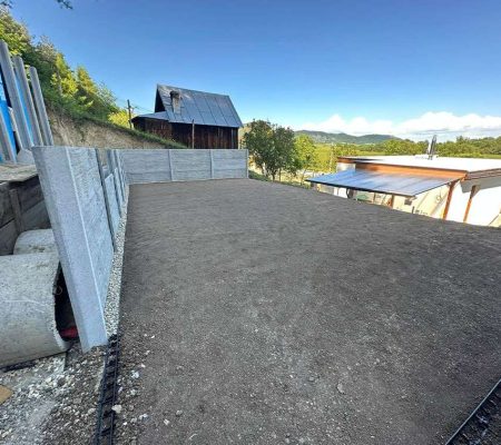 Pokládka trávnika na svahovitom pozemku s výhľadom na prírodu – profesionálna realizácia a údržba záhrad vo východnom Slovensku: Prešov, Košice, Bardejov, Stará Ľubovňa, Vranov nad Topľou