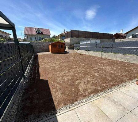 Príprava terénu pre výsev trávnika v rodinnej záhrade – profesionálne záhradnícke služby v Prešove, Košiciach, Bardejove, Starej Ľubovni a Vranove nad Topľou.