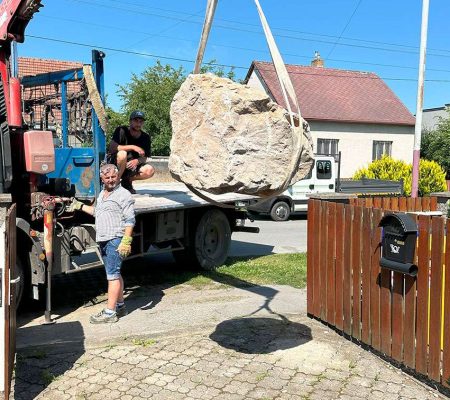 Profesionálna doprava a manipulácia s veľkými dekoračnými kameňmi – služby v Prešove, Košiciach, Bardejove, Starej Ľubovni a Vranove nad Topľou.