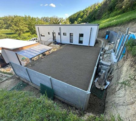 Pokládka trávnika na svahovitom pozemku s výhľadom na prírodu – profesionálna realizácia a údržba záhrad vo východnom Slovensku: Prešov, Košice, Bardejov, Stará Ľubovňa, Vranov nad Topľou.