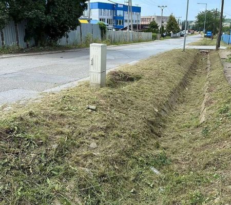 Profesionálna údržba verejných plôch – odstránenie buriny a kosenie trávnikov v Prešove, Košiciach, Bardejove, Starej Ľubovni a Vranove nad Topľou.
