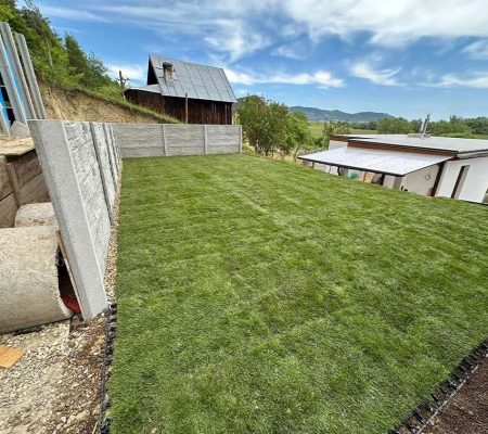 Pokládka trávnika na svahovitom pozemku s výhľadom na prírodu – profesionálna realizácia a údržba záhrad vo východnom Slovensku: Prešov, Košice, Bardejov, Stará Ľubovňa, Vranov nad Topľou.