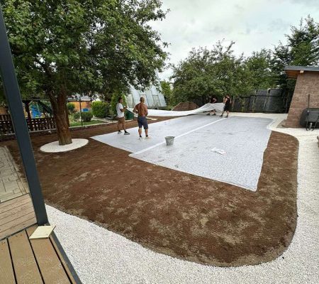 Realizácia záhrady s pokládkou geotextílie na ochranu proti burinám – profesionálne záhradnícke služby v Prešove, Košiciach, Bardejove, Starej Ľubovni a Vranove nad Topľou.