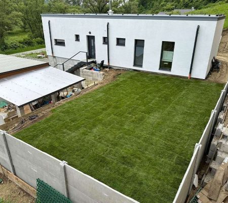 Pokládka trávnikového koberca pri modernom dome – profesionálna realizácia záhrad v Prešove, Košiciach, Bardejove, Starej Ľubovni a Vranove nad Topľou.