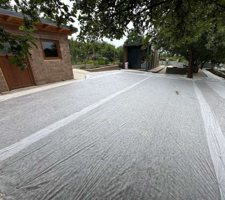 Príprava terénu na realizáciu záhrady s použitím geotextílie – profesionálne záhradnícke služby v Prešove, Košiciach, Bardejove, Starej Ľubovni a Vranove nad Topľou.