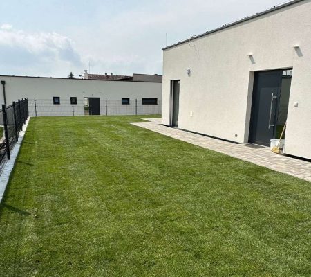 Pokládka trávnikového koberca pri modernom dome – profesionálna realizácia záhrad v Prešove, Košiciach, Bardejove, Starej Ľubovni a Vranove nad Topľou.