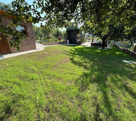 Dokončená realizácia záhrady s novým trávnikom a estetickými prvkami v Prešove, Košiciach, Bardejove, Starej Ľubovni a Vranove nad Topľou – profesionálne záhradnícke služby.